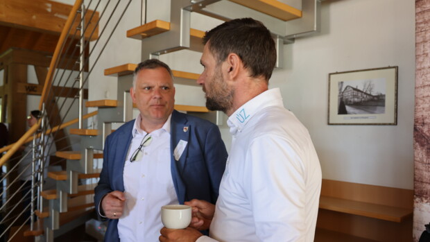 Dr. Benjamin Gesslein (Leiter Erneuerbare ÜZ Mainfranken) im Gespräch mit Heiko Bäuerlein (Volkach)